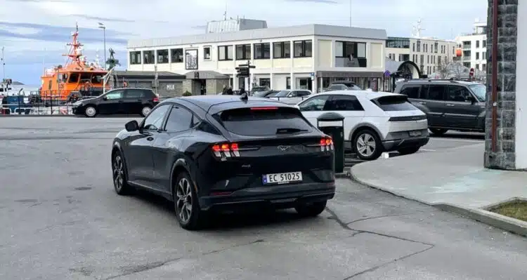 Elektriniai automobiliai Alesundo gatvėje Norvegijoje