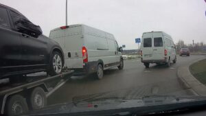 Įžūlus mikroautobuso su priekaba vairuotojas sudarinėja avarines situacijas