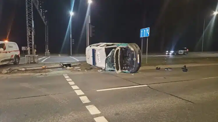 Pareigūnai skubėjo gelbėti bet patys pateko į bėdą Vilniuje policijos automobilis vertėsi avarija zalgirio gatveje