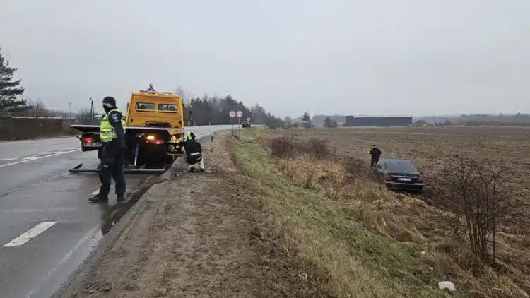 STOP kadras iš „Hibridinis paparacas“ vaizdo įrašo
