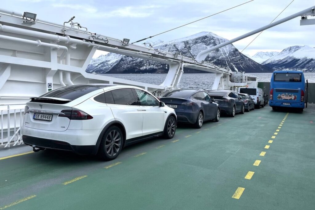 Trys Tesla automobiliniame kelte Norvegijoje