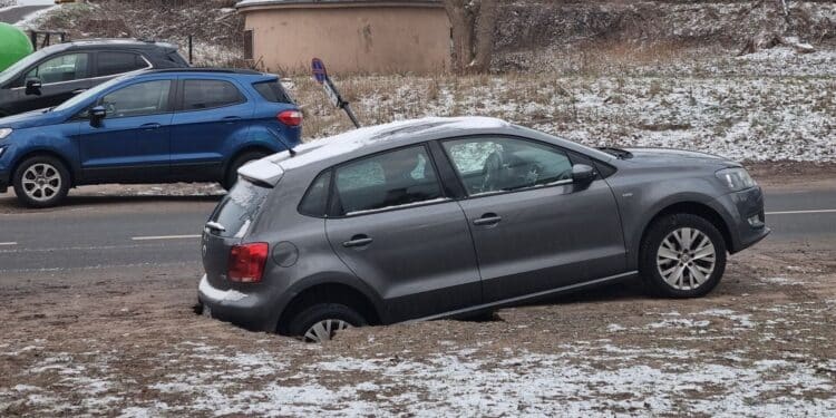 Vilniuje atsivėrė smegduobė o automobilis vos išvengė katastrofos