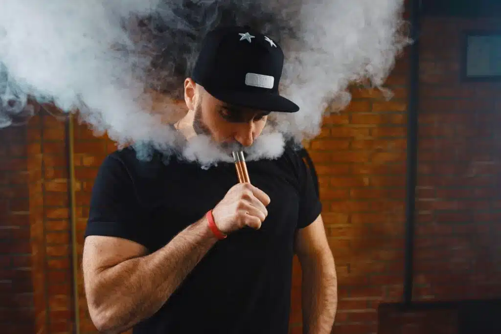 Vyras garinantis elektroninę cigaretę