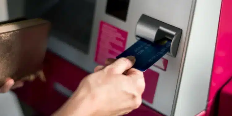 Žmonės atsiima pinigus naudodamiesi mašina pinigu isemimas bankomate bankomatas banko kortele