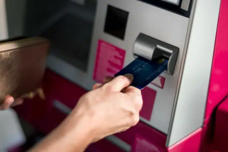 Žmonės atsiima pinigus naudodamiesi mašina pinigu isemimas bankomate bankomatas banko kortele