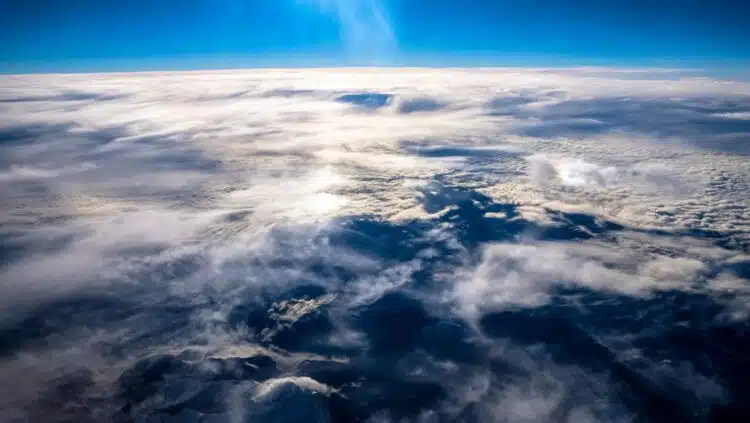 atmosfera Gražus debesų ir kalnų vaizdas po giedru dangumi, nufotografuotas iš lėktuvo