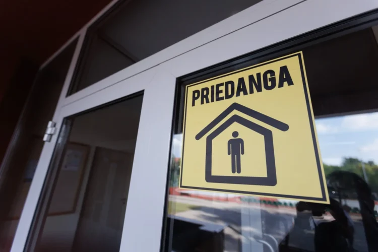 priedanga zenklas lipdukas ant stikliniu duru