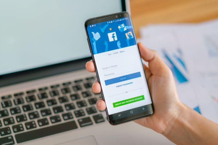ranka laiko ismanuji telefona facebook programele telefone