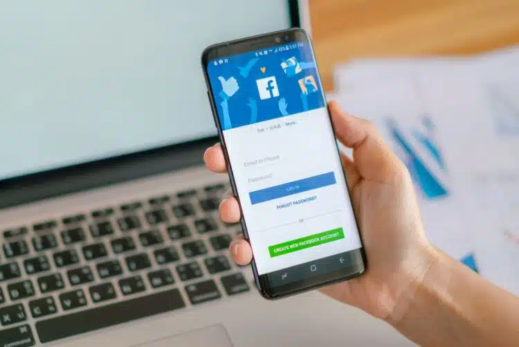 ranka laiko ismanuji telefona facebook programele telefone