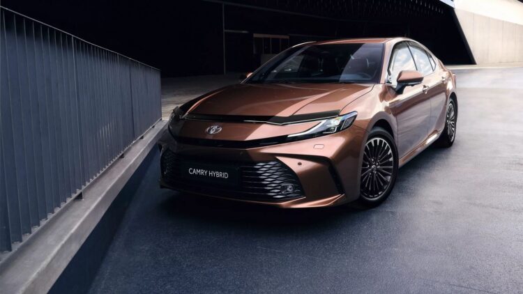 toyota camry hibridinis automobilis
