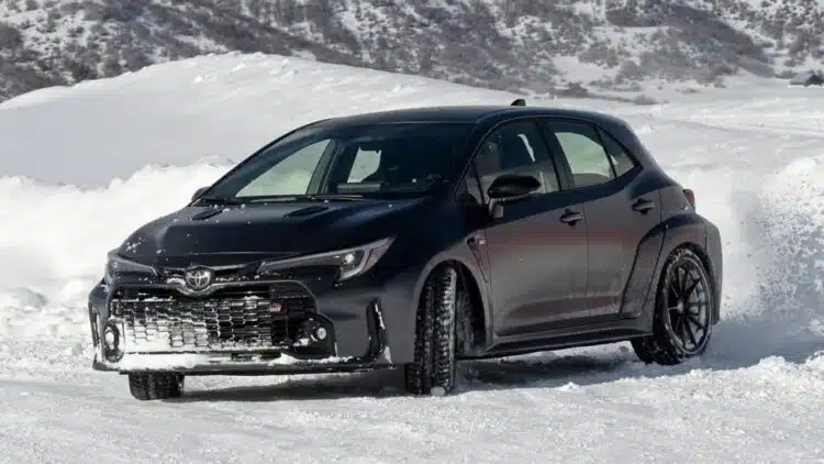 toyota gr corolla vaziuoja apledejusiu keliu awd 4wd