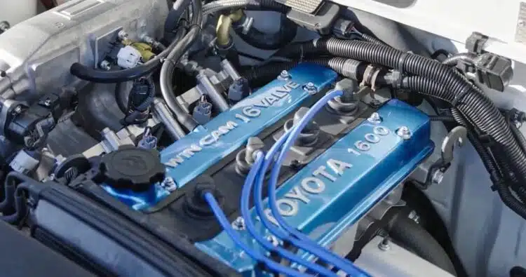 toyota kuria vandeniliu varomus vidaus degimo variklius