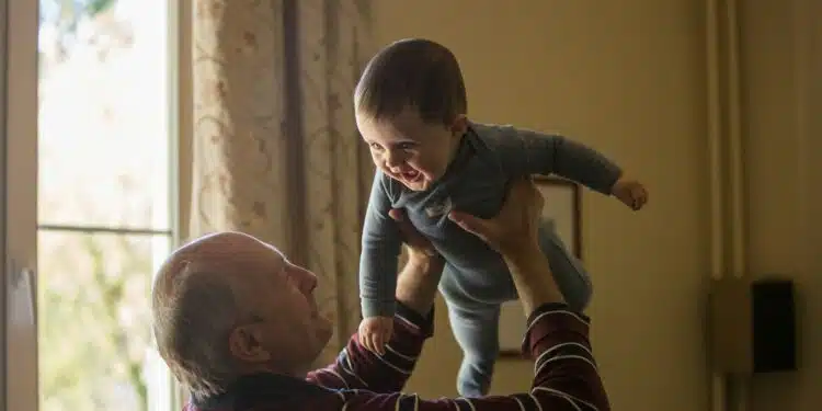 vyresnio amziaus vyras laiko ant ranku kudiki vaika biologinis amzius