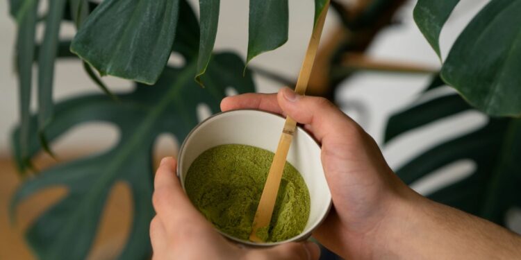 Asmuo geriantis puodelį matcha arbatos arbata