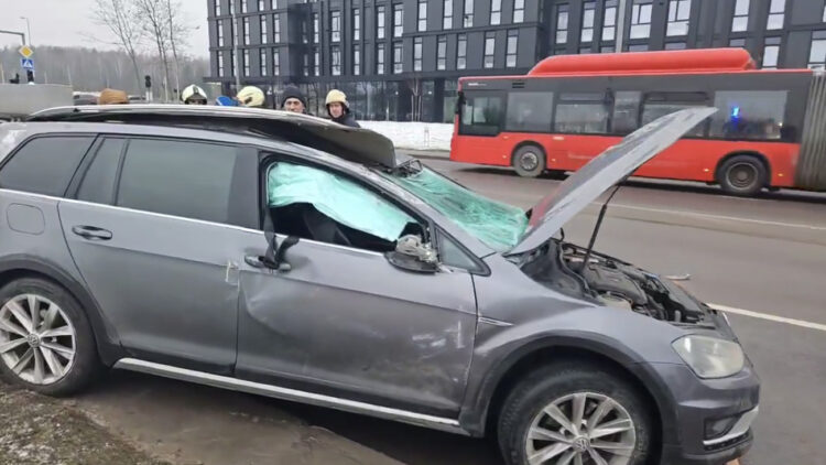 STOP kadras iš „Hibridinis paparacas“ vaizdo įrašo