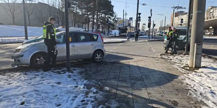 STOP kadras iš „Hibridinis paparacas“ vaizdo įrašo