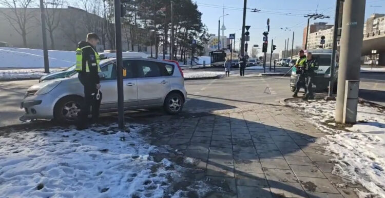 STOP kadras iš „Hibridinis paparacas“ vaizdo įrašo