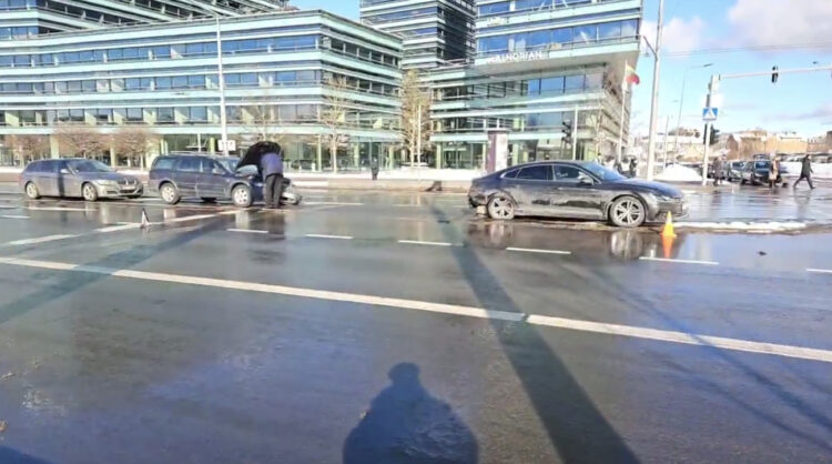 STOP kadras iš „Hibridinis paparacas“ vaizdo įrašo