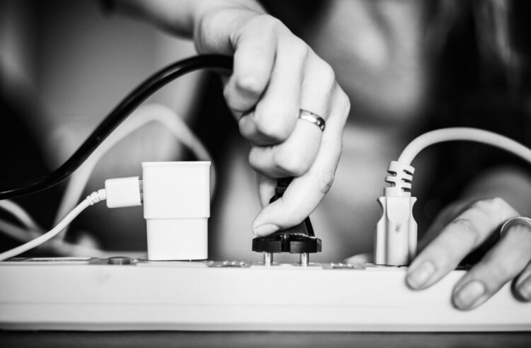 Moteris jungianti laidą prailgintuvas elektros lizdas pakrovejas