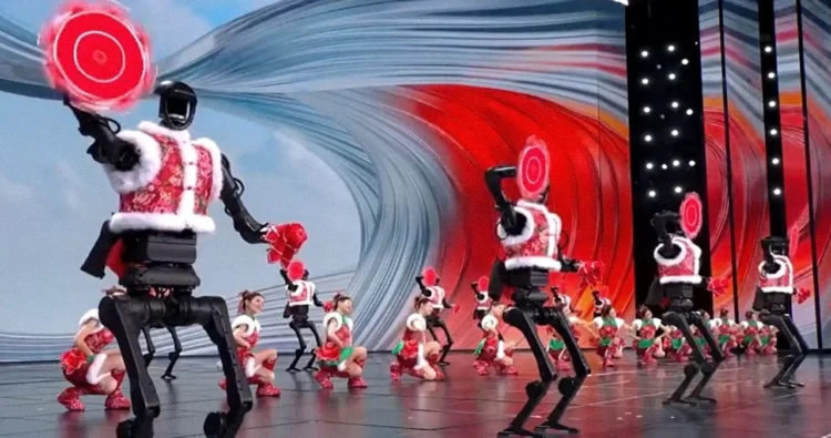 Robotų sukilimas Humanoidas atakavo žmones per festivalį Kinijoje