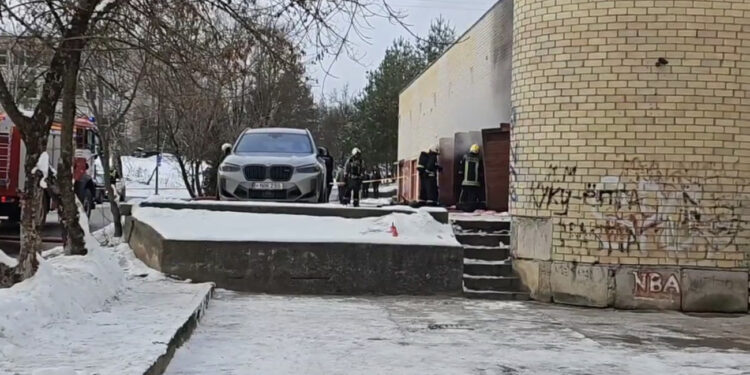 STOP kadras iš „Hibridinis paparacas“ vaizdo įrašo