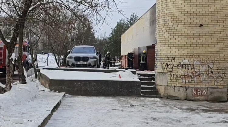 STOP kadras iš „Hibridinis paparacas“ vaizdo įrašo