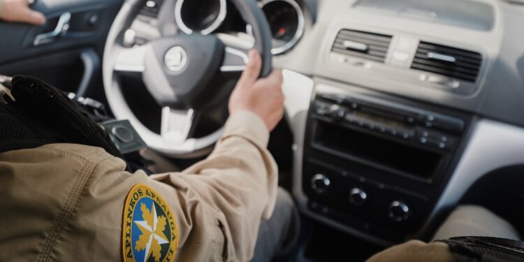 aplinkos apsauga aplinkosaugininkai automobilyje