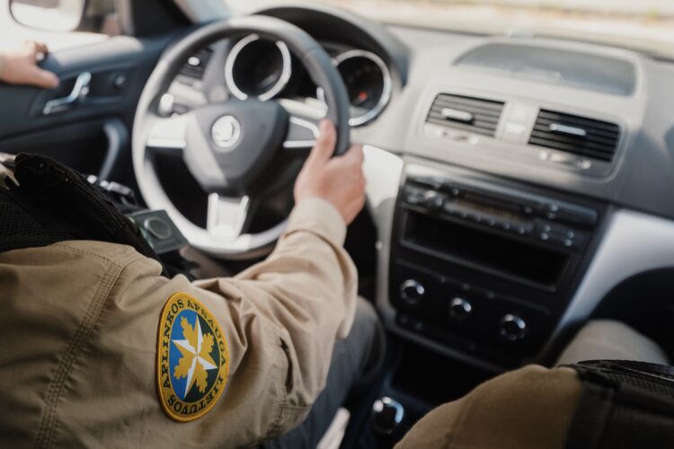 aplinkos apsauga aplinkosaugininkai automobilyje