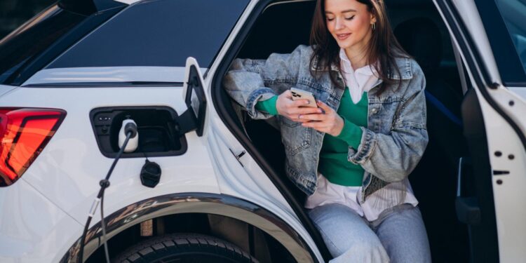 hibridinis automobilis visureigis elektromobilis ikraunamas