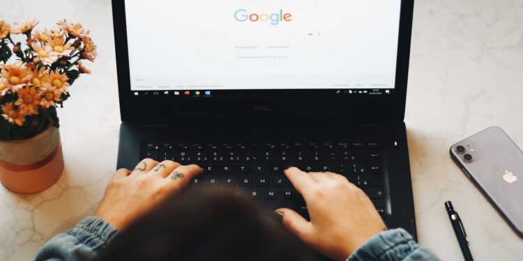 moteris dirba kompiuteriu google paieska google chrome