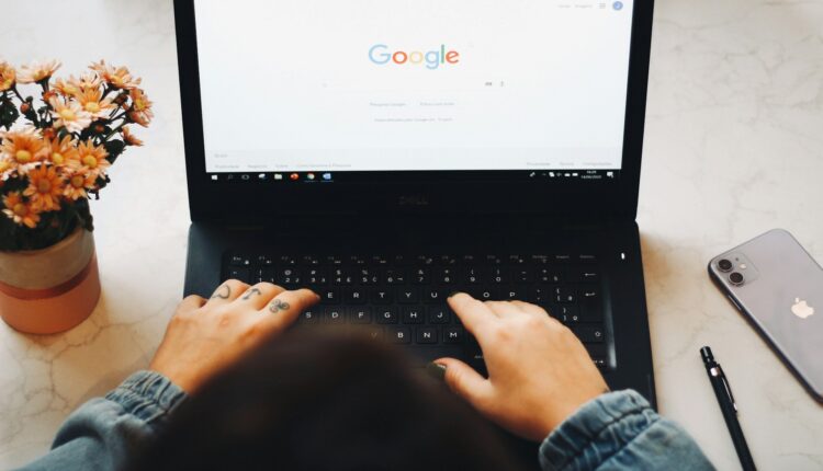 moteris dirba kompiuteriu google paieska google chrome