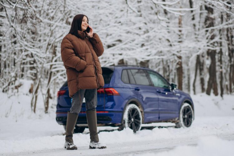 moteris kalba telefonu o uz jos stovi automobilis automobilio sildymas ziema
