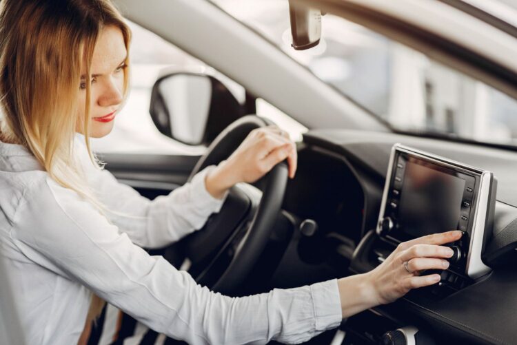 moteris naudojasi automobilio multimedija