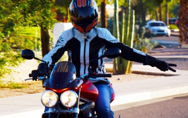 motociklininkas rodo du pirstus dvieju pirstu gestas du pirstai
