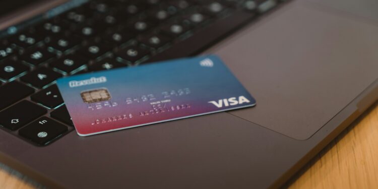 revolut banko kortele guli ant kompiuterio