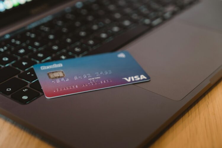 revolut banko kortele guli ant kompiuterio