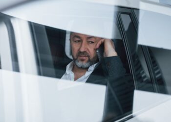 vyras kalba telefonu automobilyje