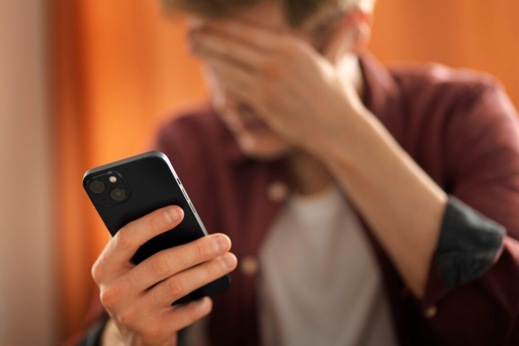 vyras su telefonu rankoje susiemes uz galvos telefoniniai sukciai