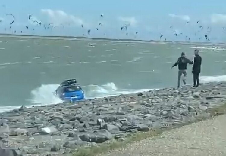 Ar gali būti kvailiau Turisto automobilis paskendo jūroje
