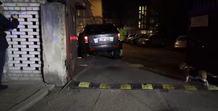 STOP kadras iš „Hibridinis paparacas“ vaizdo įrašo