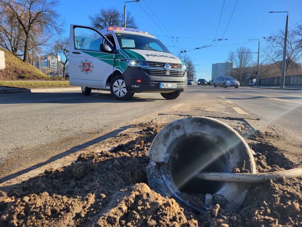 Avarija Vilniuje Spark elektromobilis nulaužė šviesoforą vairuotojas paspruko nulauztas stulpas sviesoforas