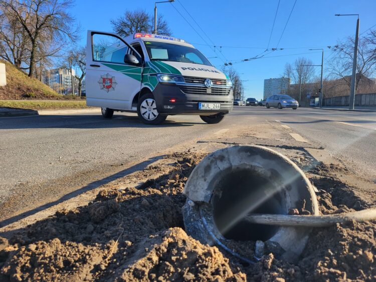 Avarija Vilniuje Spark elektromobilis nulaužė šviesoforą vairuotojas paspruko nulauztas stulpas sviesoforas