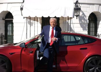 Donaldas Trumpas įsigijo raudoną Tesla bet pats ja važiuoti negalės