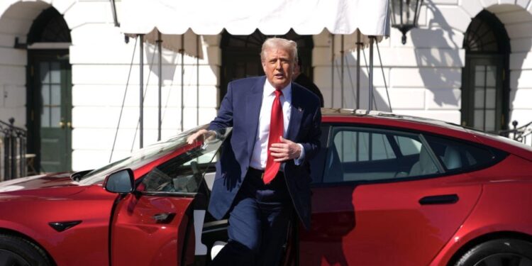 Donaldas Trumpas įsigijo raudoną Tesla bet pats ja važiuoti negalės