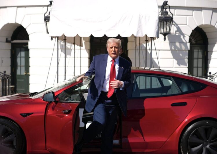 Donaldas Trumpas įsigijo raudoną Tesla bet pats ja važiuoti negalės