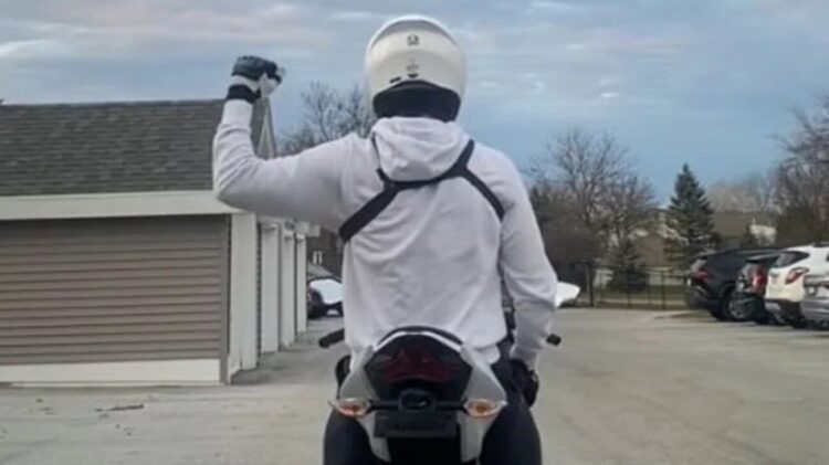 Ką reiškia motociklininko pakelta ir per alkūnę sulenkta kairė ranka