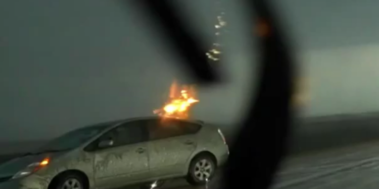 Kas nutinka kai žaibas trenkia į automobilį