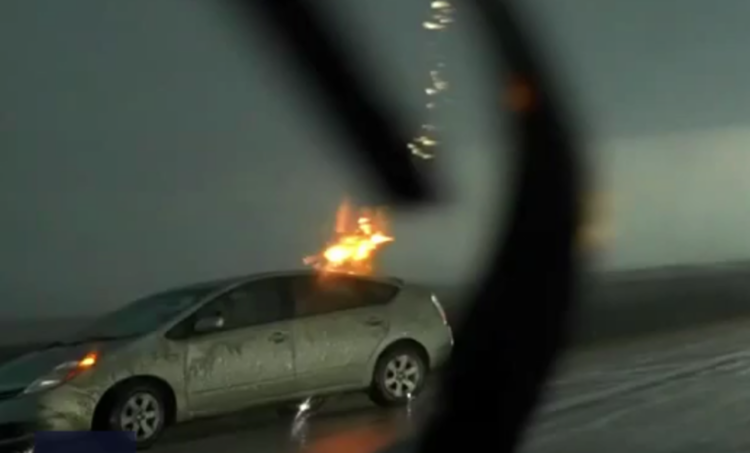 Kas nutinka kai žaibas trenkia į automobilį