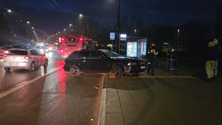 Pavojingas incidentas Vilniuje nesuvaldytas BMW sustojo prie pat stotelės