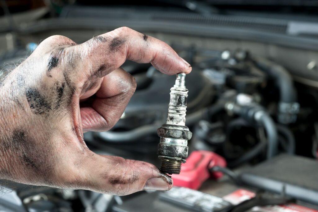 automobilio pakaitinimo zvakes mechanikas laiko rankoje pakaitinimo zvake